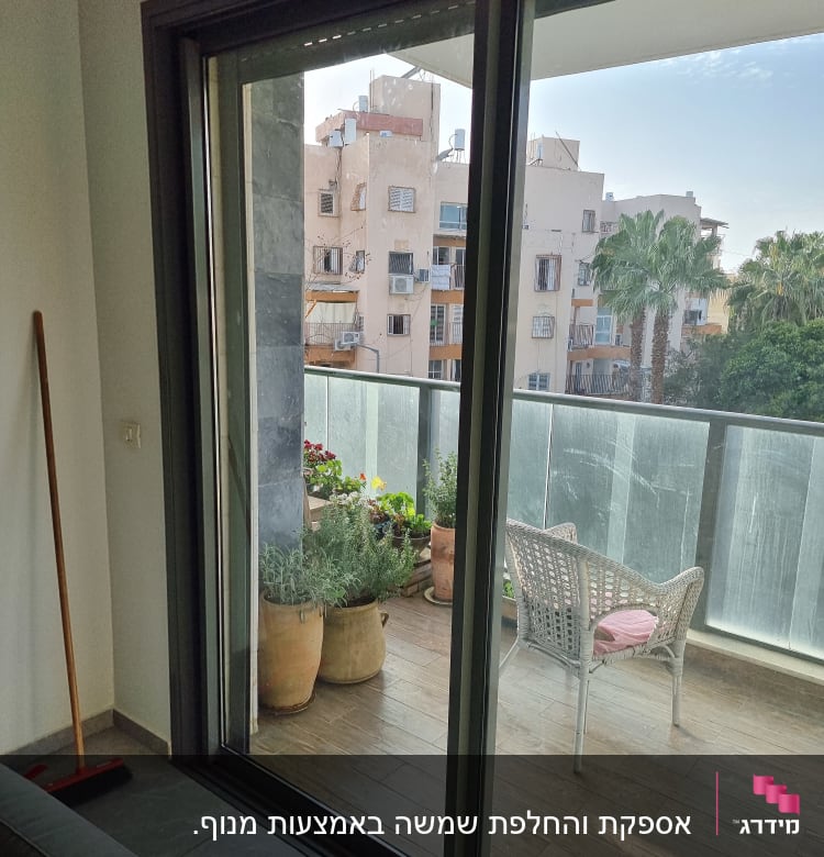 דלת זכוכית למרפסת עם מעקה זכוכית שקוף